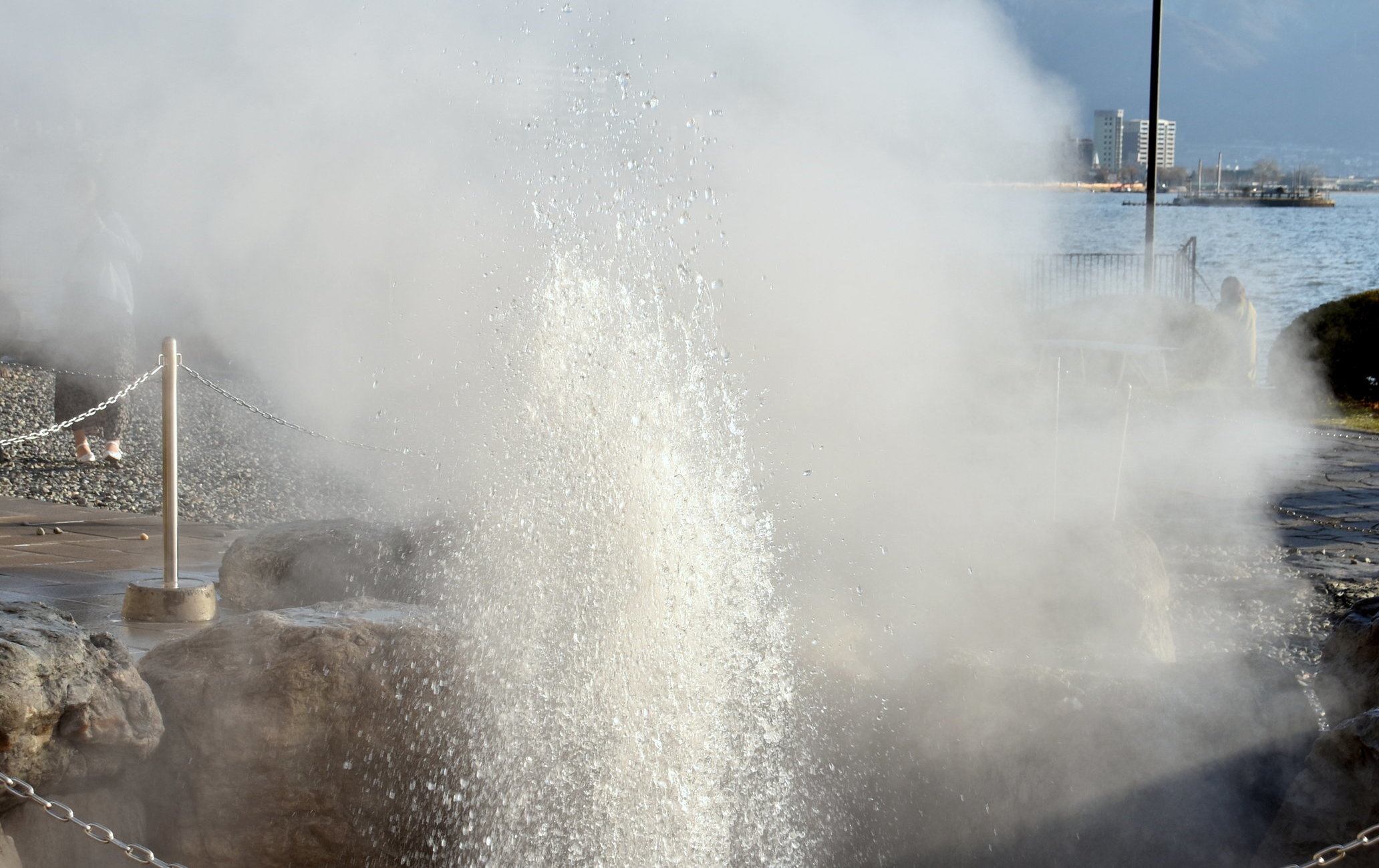 諏訪湖間欠泉中心