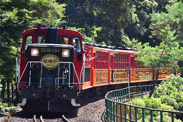 嵯峨野游覽小火車（嵯峨野觀光鐵道）