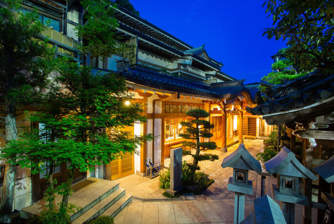 在奈良的寺廟體驗宿坊的寧靜感受　　　　　　　　　　　　　　　　　　　　　　浸入式體驗日本文化，被巍峨群山中的佛塔所環繞，感受心靈的寧靜和升華。