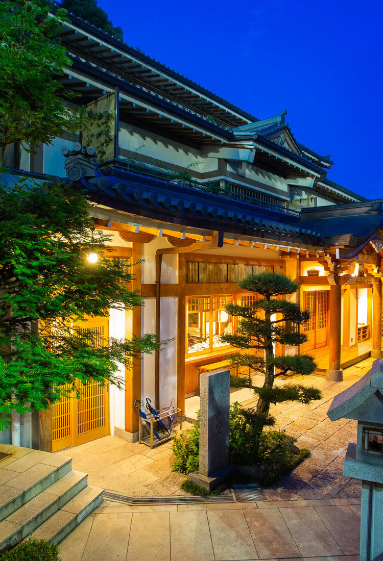 在奈良的寺廟體驗宿坊的寧靜感受 浸入式體驗日本文化,被巍峨群山中的佛塔所環繞,感受心靈的寧靜和升華。